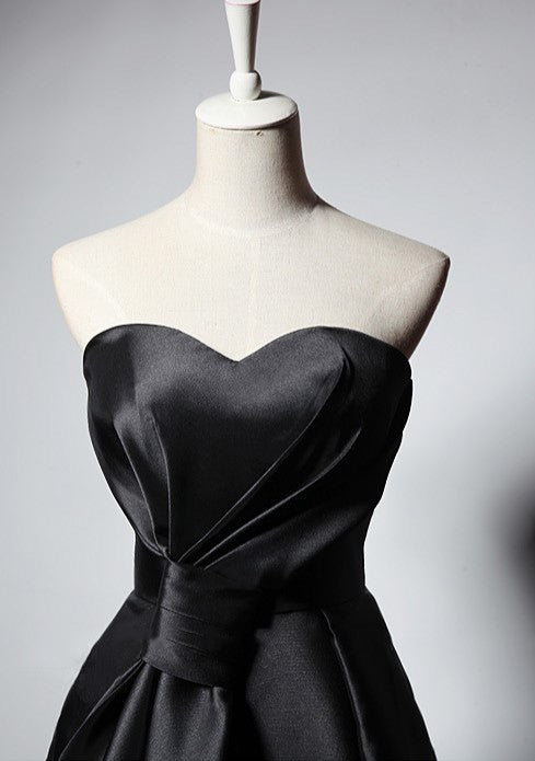 Elegant Maison Noir Strapless Dress with a sweetheart neckline and stylish bow detail