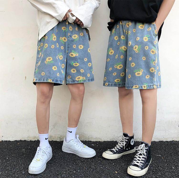 Două persoane purtând pantaloni scurți din denim cu imprimeu de floarea soarelui AM Vision RO stil casual