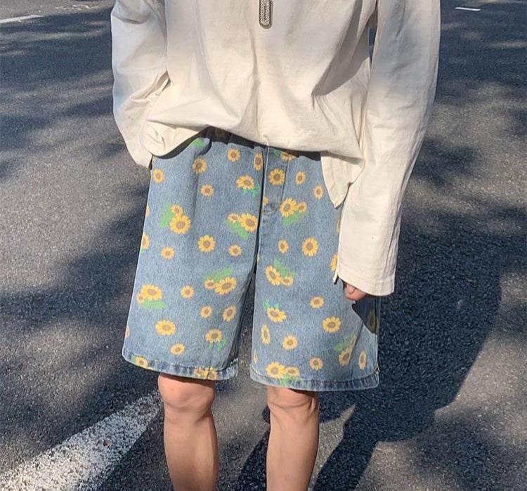 Pantaloni scurti din denim cu imprimeu cu floarea soarelui purtati cu bluza larga alba AM Vision RO