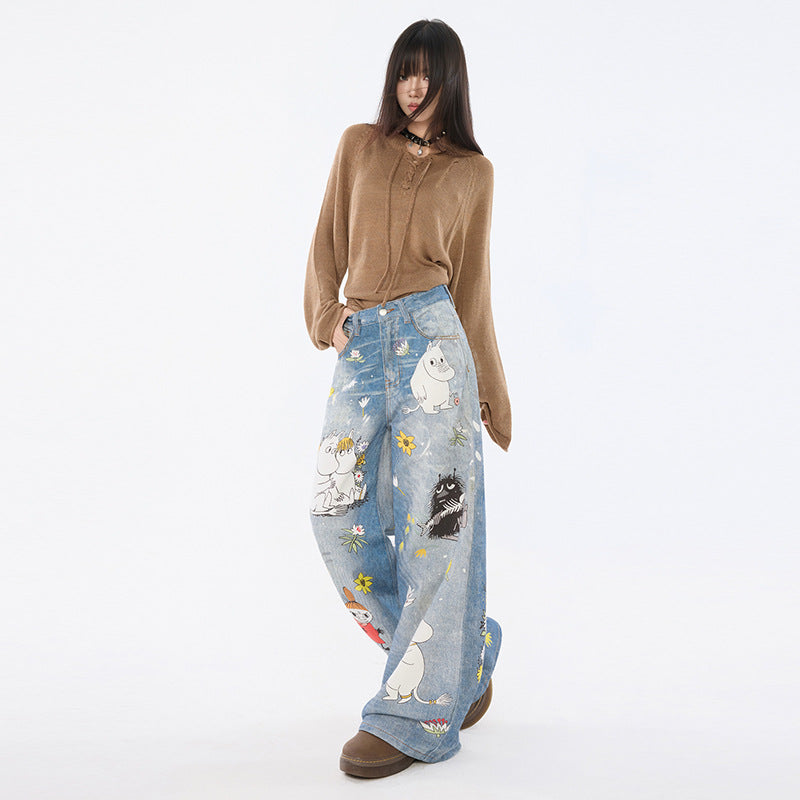Model purtand Blugi Moomins Cartoon largi din denim albastru cu imprimeuri Moomins pulover maro si pantofi