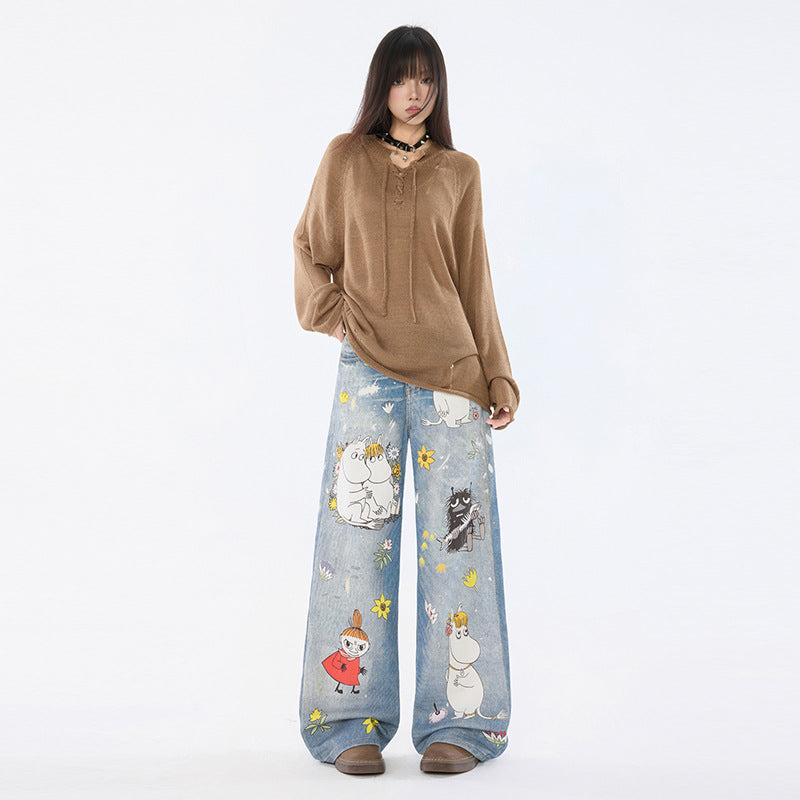 Model purtând Blugi Moomins Cartoon largi din denim pictat cu personaje Moomin și pulover maro