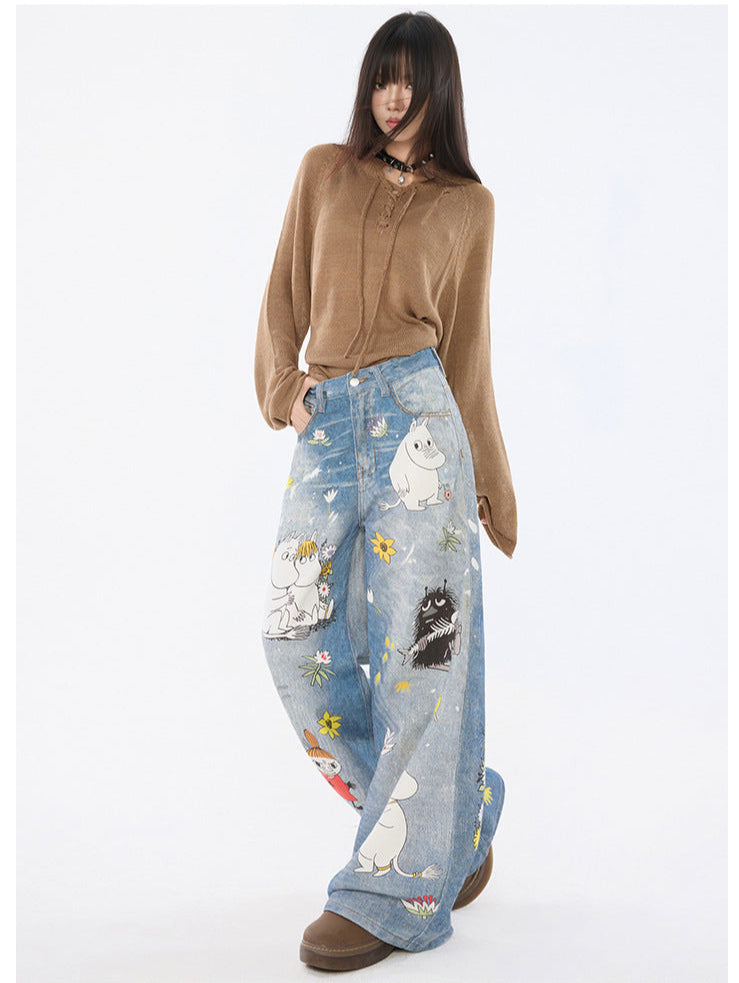 Model poartă Blugi Moomins Cartoon baggy din denim deschis cu imprimeuri personaje Moomin și pulover maro