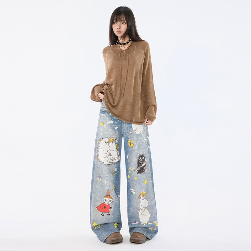 Model purtand Blugi Moomins Cartoon evazati din denim cu imprimeuri Moomin, pulover maro oversized si pantofi