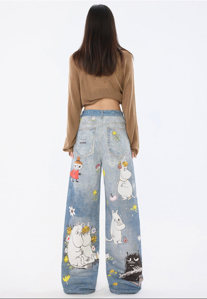 Femeie din spate purtând blugi denim albastru deschis printat cu personaje Moomins talie înaltă Blugi Moomins Cartoon