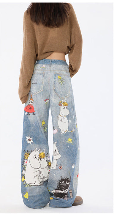 Blugi Moomins Cartoon evazati din denim cu imprimeuri Moomin colorate, buzunare spate si croi larg pentru femei