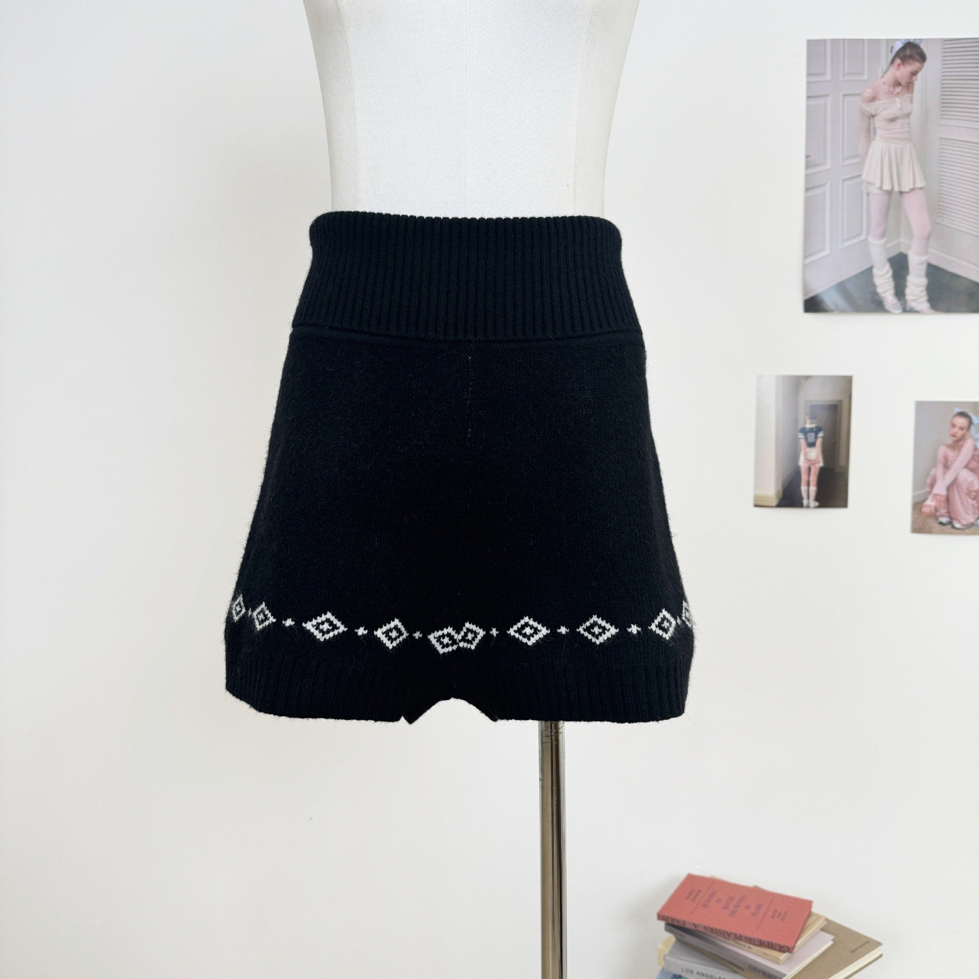 AM Vision RO Nordic Echo Knit Set featuring a cozy black skirt with a decorative pattern
