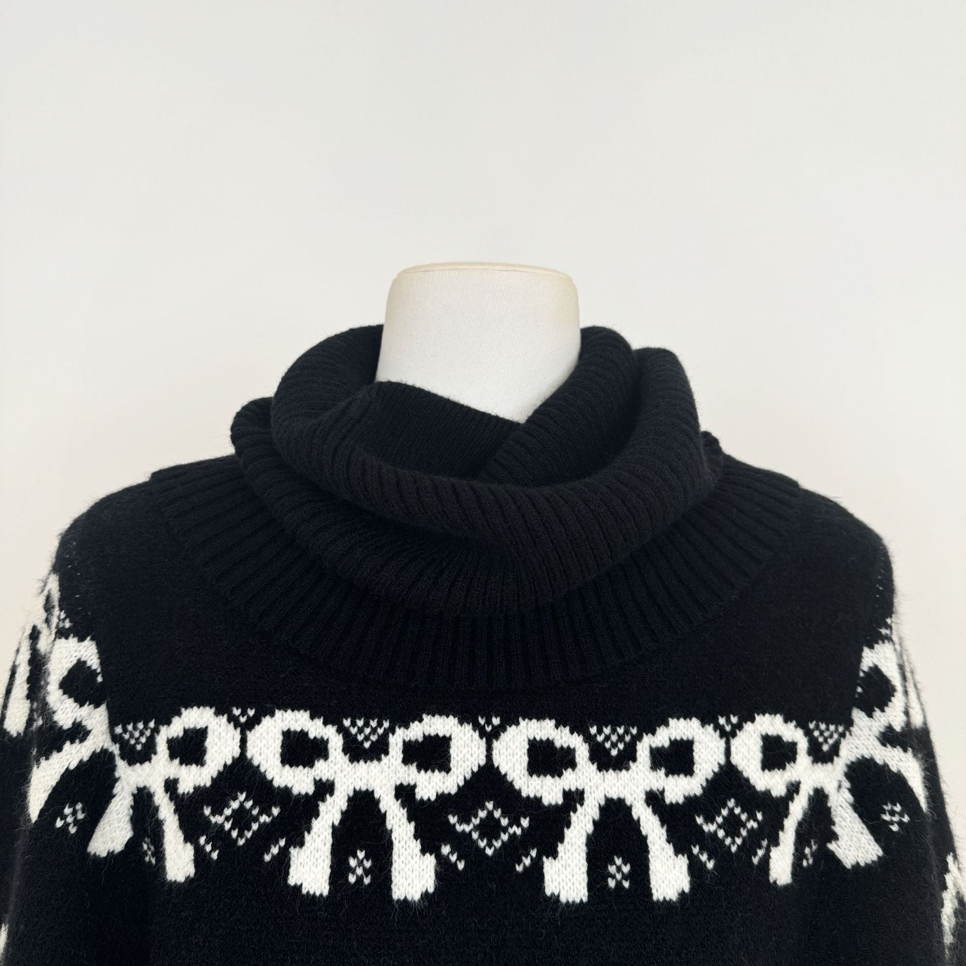 AM Vision RO Nordic Echo Knit Set featuring a cozy black sweater with white winter pattern