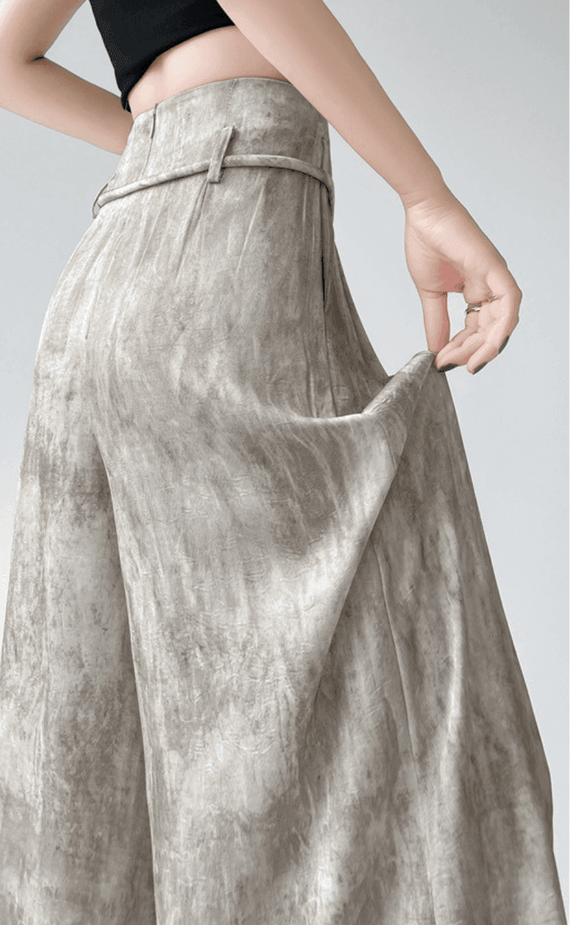Pantaloni casual wide-leg gri deschis din material texturat, purtați cu top negru, model AM Vision RO
