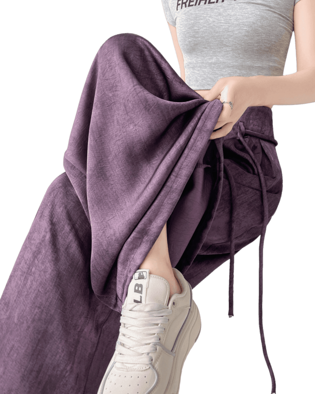 Pantaloni casual wide-leg mov purtați cu tricou gri și adidași albi moderni pentru confort și stil