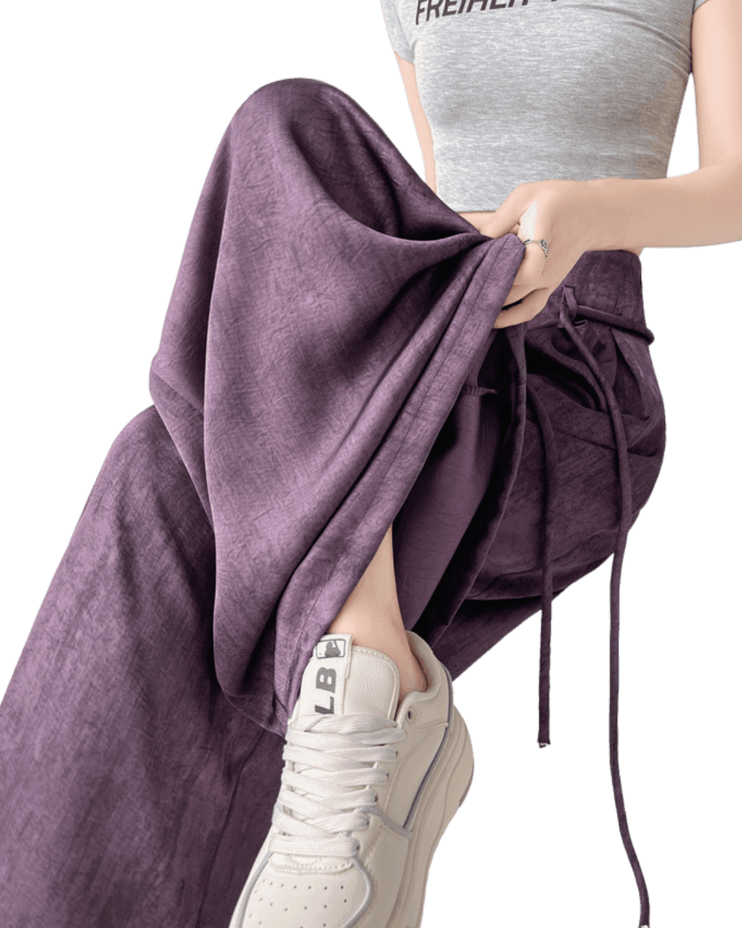 Pantaloni casual wide-leg mov purtați cu tricou gri și adidași albi moderni pentru confort și stil