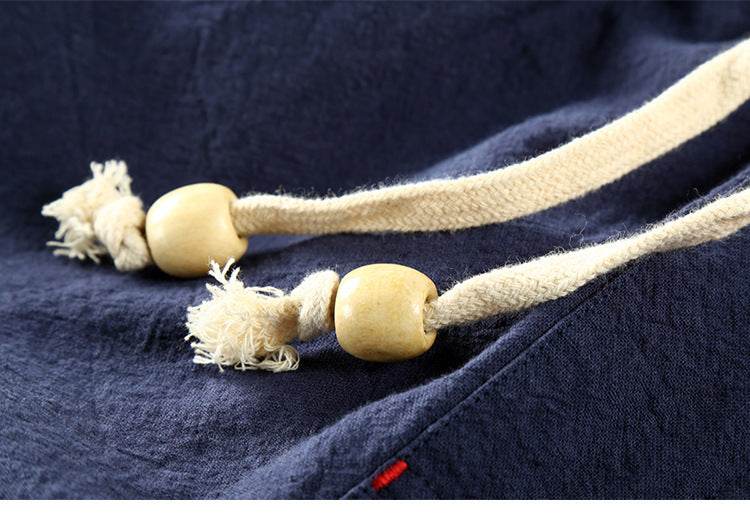 Detaliu cordon cu bile de lemn pe pantaloni de toamnă din in bleumarin de la AM Vision RO