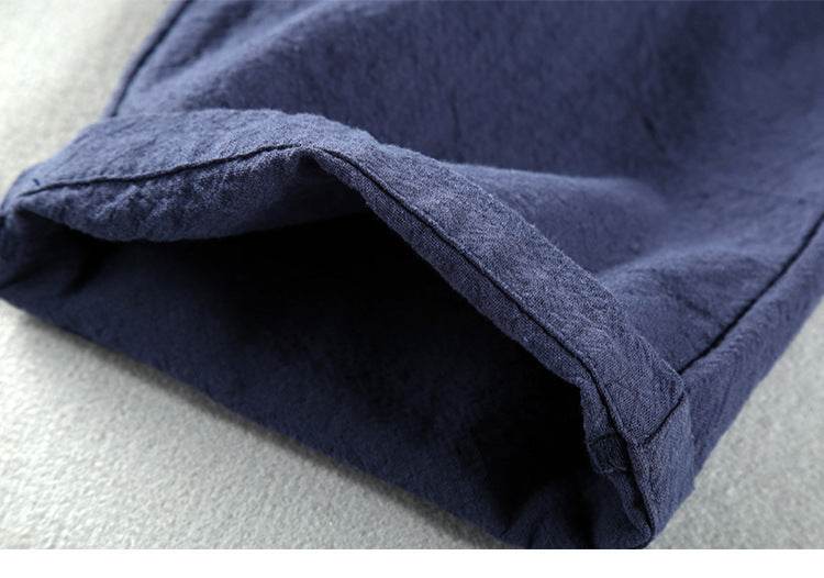 Detaliu tiv pantaloni de toamnă din in albastru închis cu cusături fine pentru confort și stil