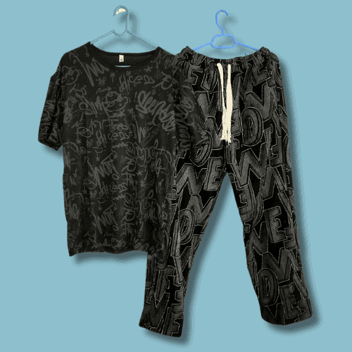 Tricou și pantaloni graffiti negri cu modele grafice text pentru un look urban modern