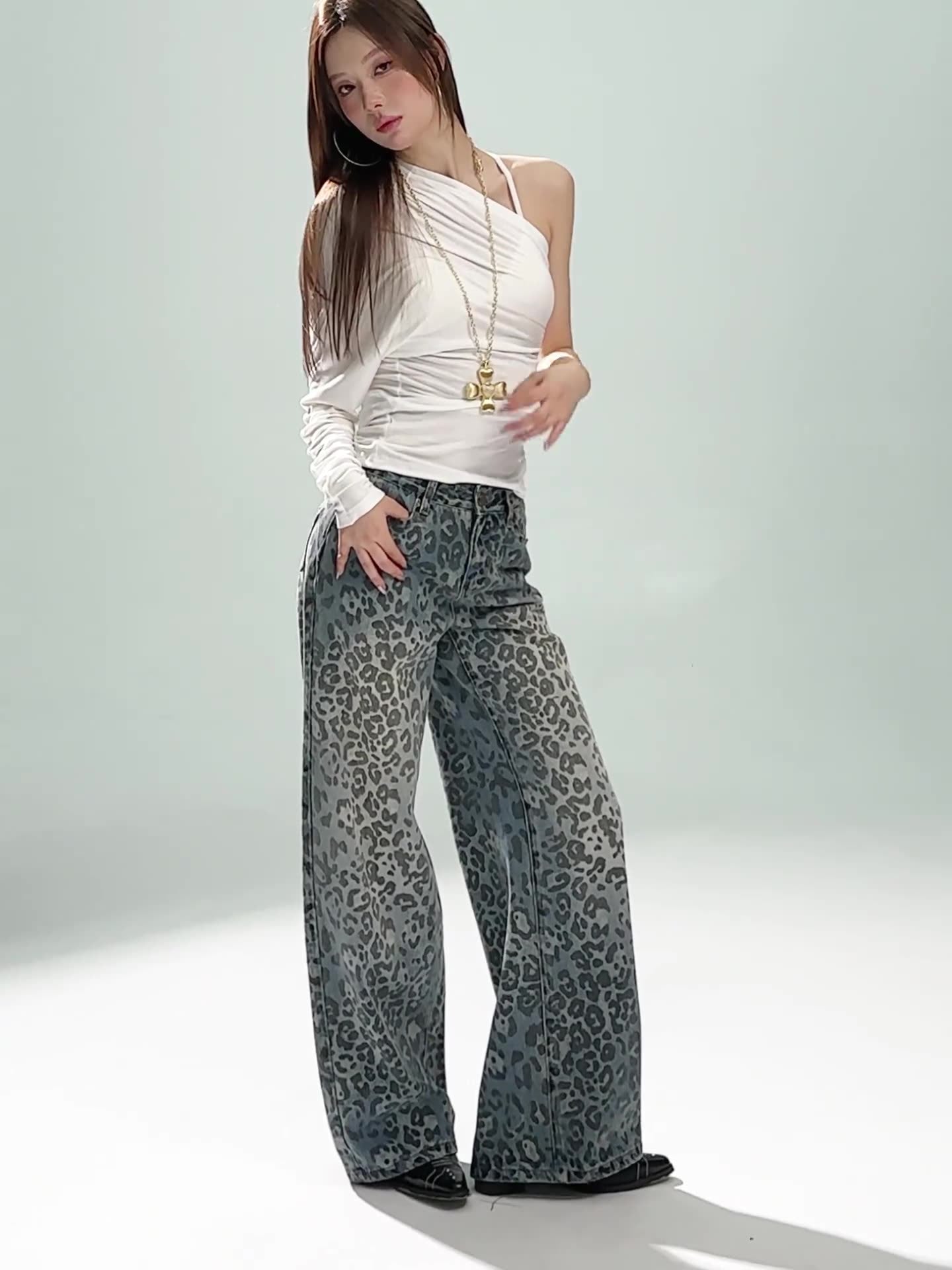 Pantaloni largi din denim cu imprimeu leopard, ideal pentru un look modern și confortabil