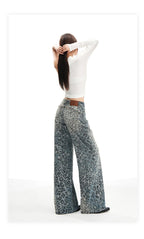 Pantaloni largi din denim cu imprimeu leopard, talie înaltă și design modern pentru un look trendy