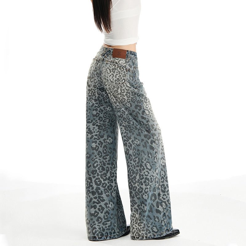 Pantaloni largi din denim cu imprimeu leopard, cu talie inalta și croiala lejeră pentru un look modern.