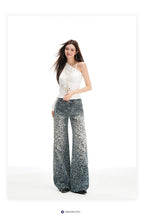 Pantaloni largi din denim cu imprimeu leopard, stil modern, potriviți pentru ținute casual și elegante.