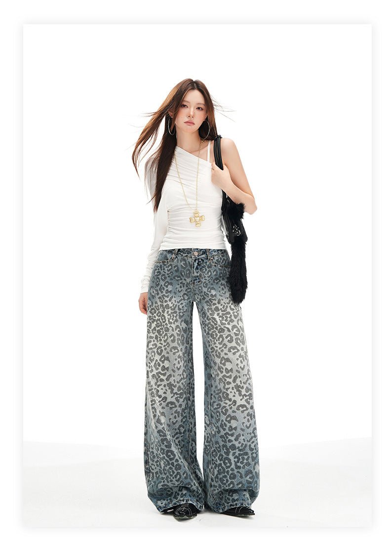 Pantaloni largi din denim cu imprimeu leopard, izbitor și modern, pentru un look stilat și confortabil.