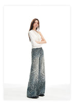 Pantaloni largi din denim cu imprimeu leopard, moderni și confortabili, perfecti pentru stilul casual