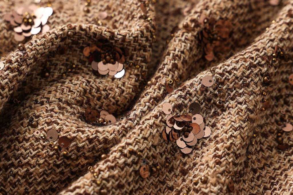 Textură detaliată a unei pelerine tip jachetă mocha mousse cu paiete decorative, material tricotat fin