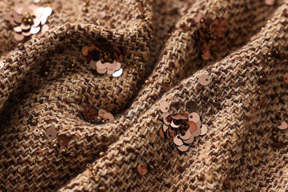 Textură detaliată a unei pelerine tip jachetă mocha mousse cu paiete decorative, material tricotat fin