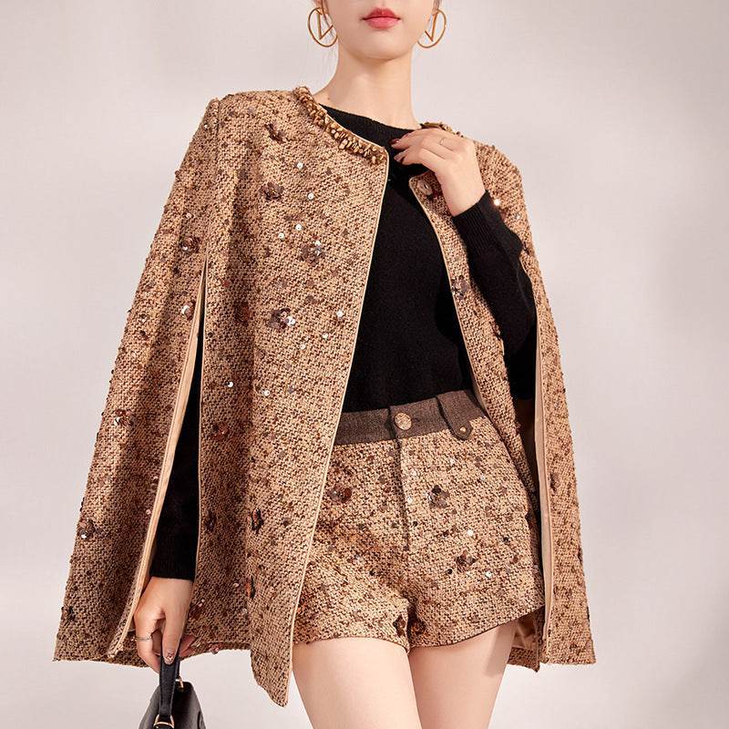 Pelerină tip jachetă mocha mousse maro cu paiete decorative purtată peste pulover negru și pantaloni scurți asortați