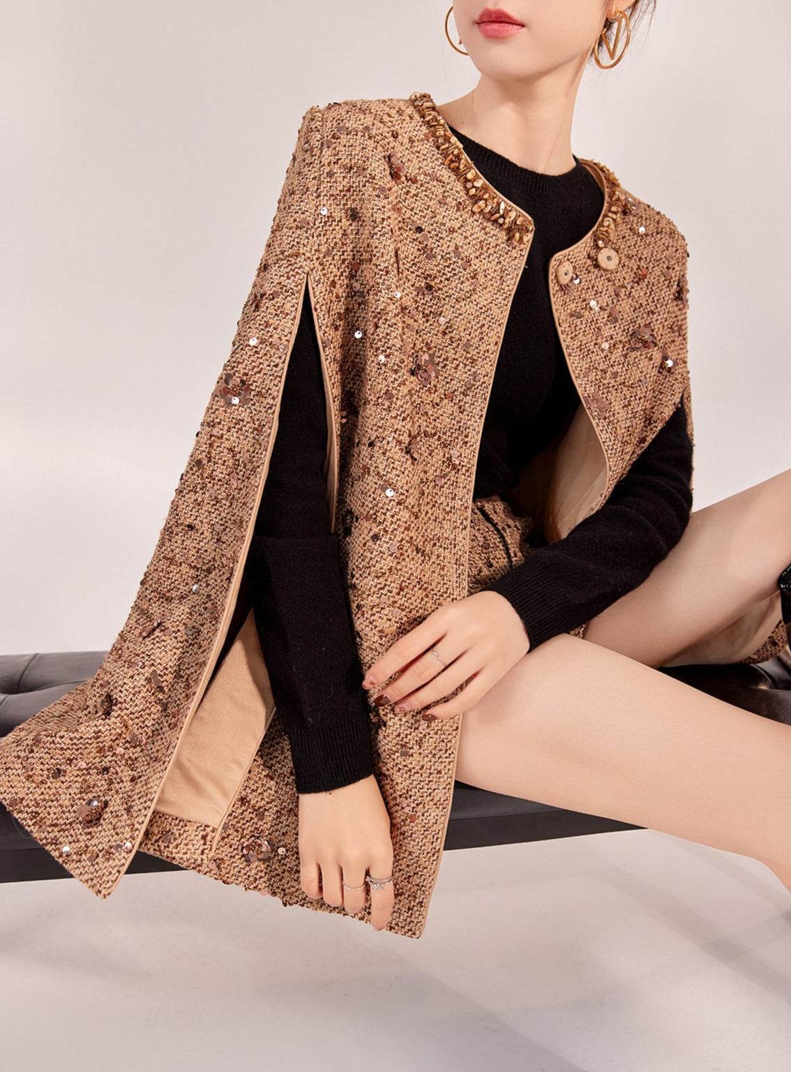 Pelerină tip jachetă mocha mousse cu textură țesută și detalii elegante purtată de femeie