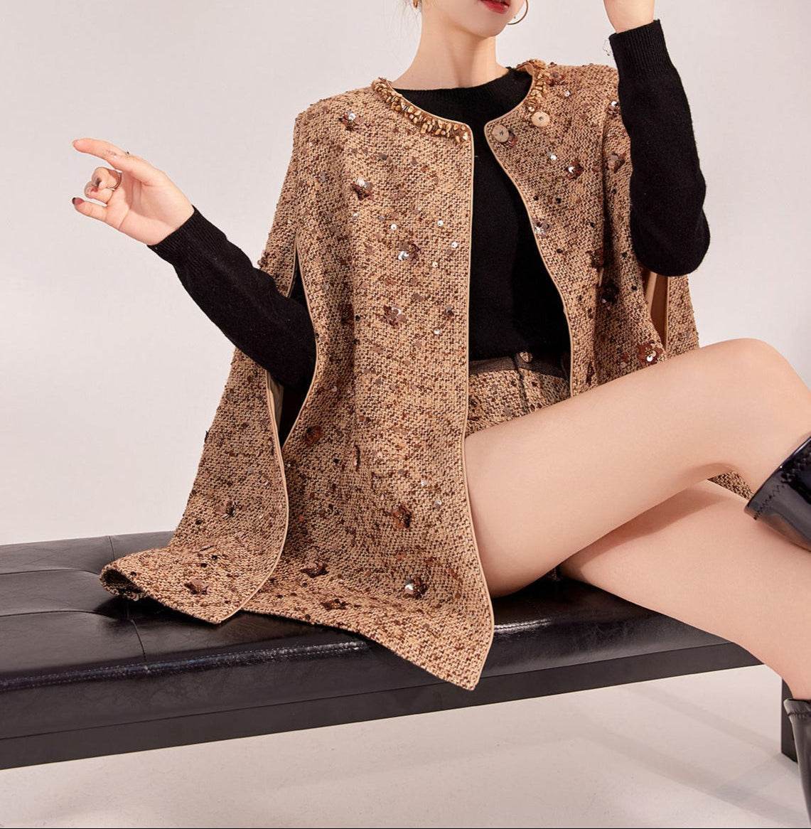 Pelerină tip jachetă mocha mousse cu broderii elegante și nasturi decorativi, purtată cu ținută neagră