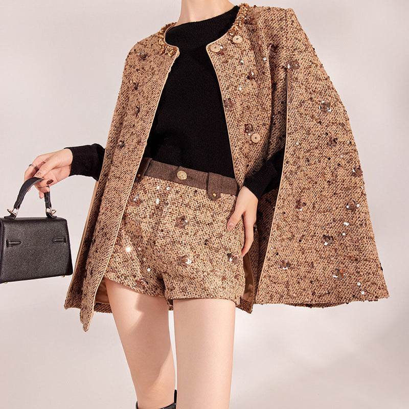 Pelerină tip jachetă mocha mousse cu paiete asortată cu pantaloni scurți și pulover elegant negru