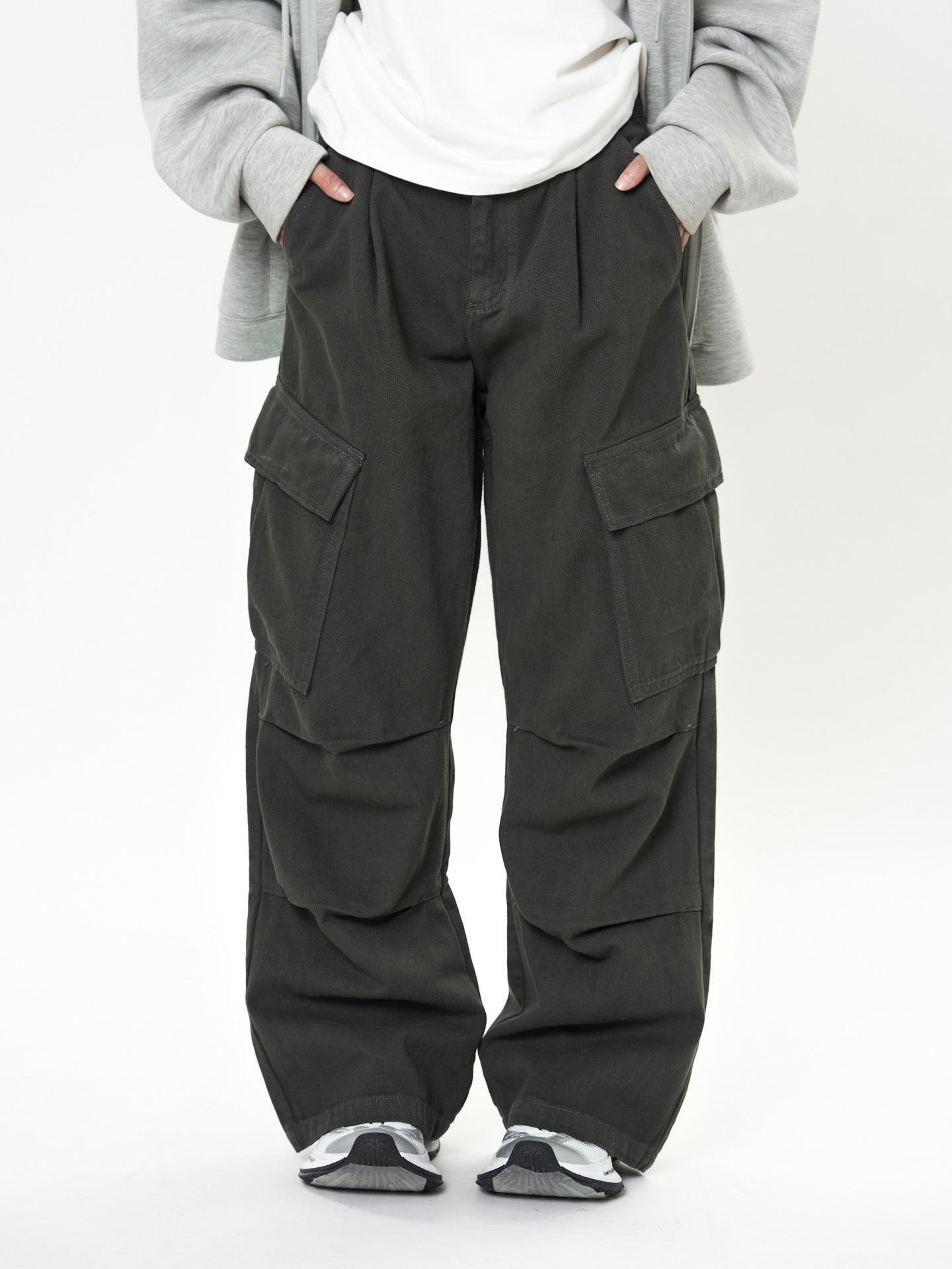 Model wearing Retro Cargo Pocket Wide Leg Denim Pants in a stylish casual look with oversized design