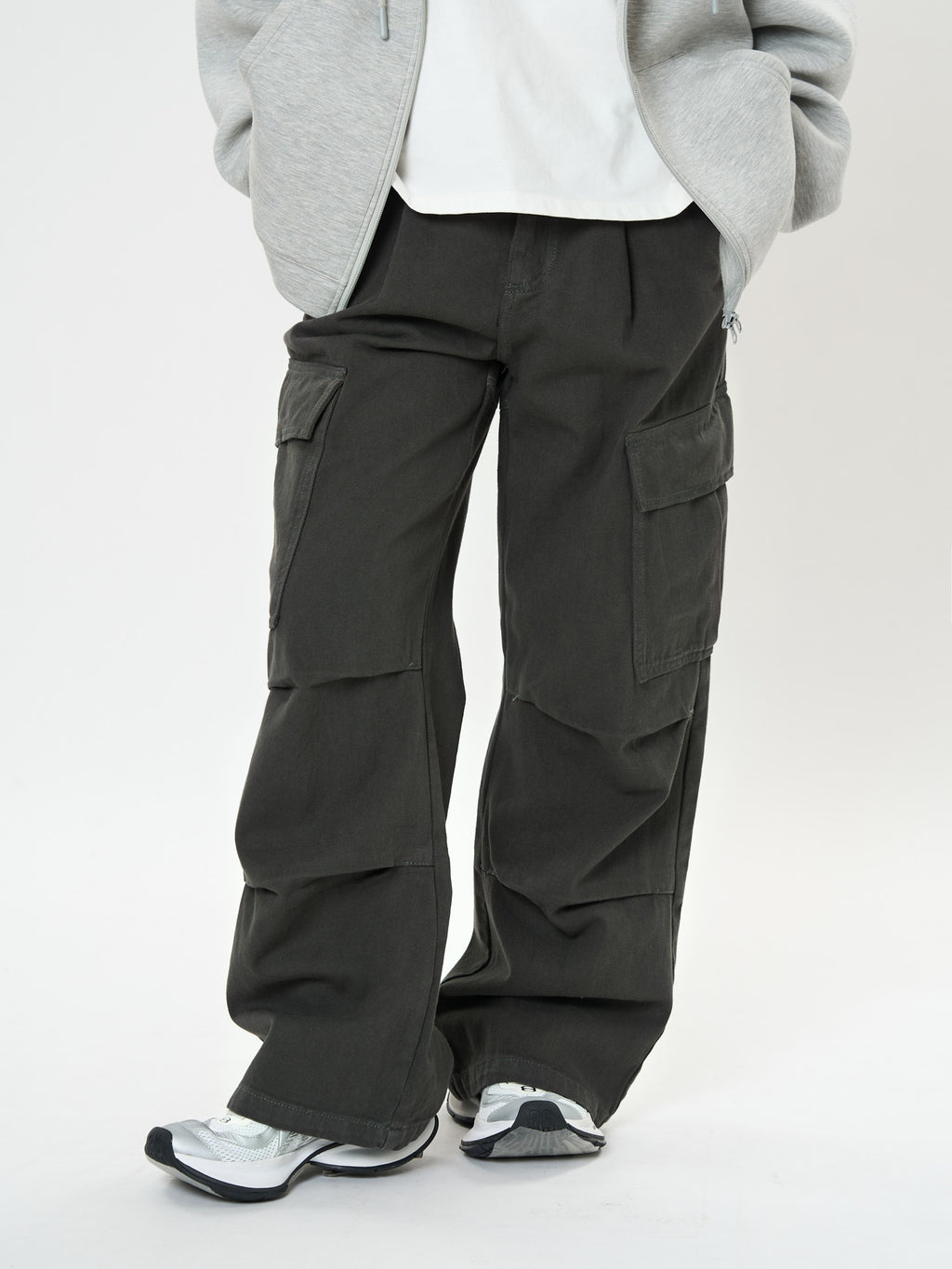 AM Vision RO Retro Cargo Pocket Wide Leg Denim Pants in a stylish dark color perfect for casual outfits