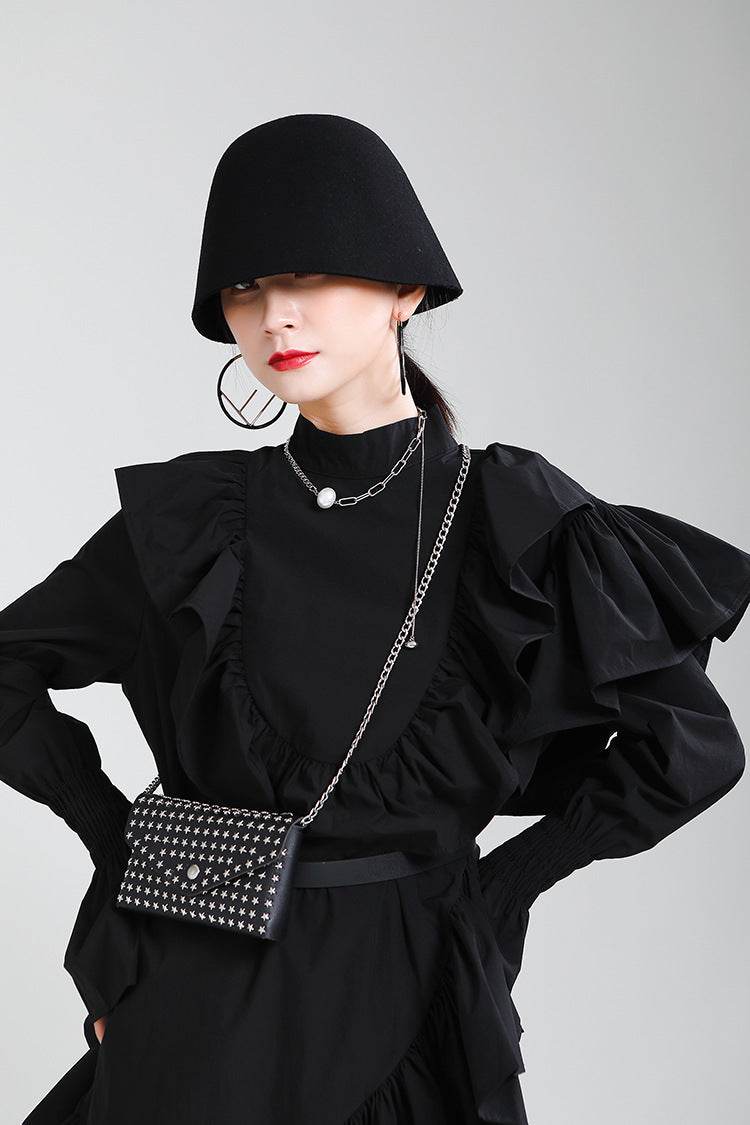 Rochie asimetrică cu volane neagră AM Vision RO accesorizată cu geantă și pălărie
