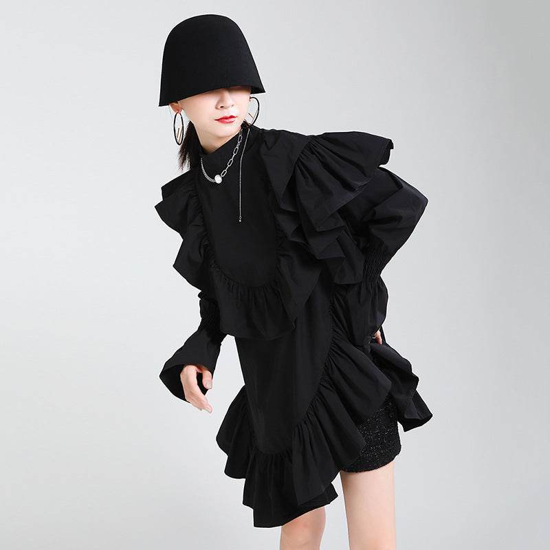 Rochie asimetrică cu volane neagră, elegantă, cu mâneci lungi și detalii voluminoase, stil modern