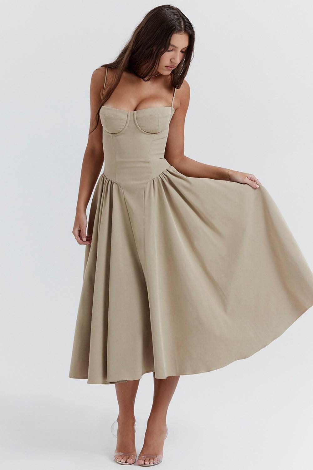 Rochie cu design minimalist bej cu bretele subțiri și fustă evazată medie pe model femeie