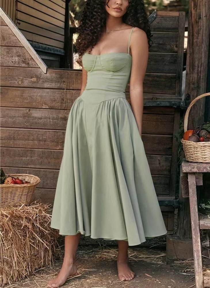 Rochie cu design minimalist verde pal cu bretele subtiri si fusta evazata pana la glezne
