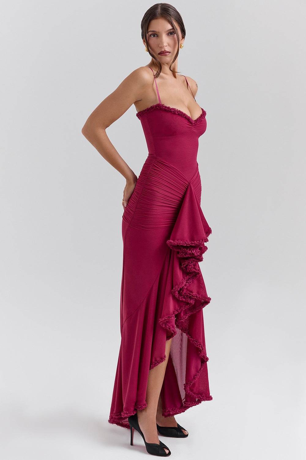 Rochie de seară lungă vin roșu cu bretele subțiri și volane elegante pentru ocazii speciale