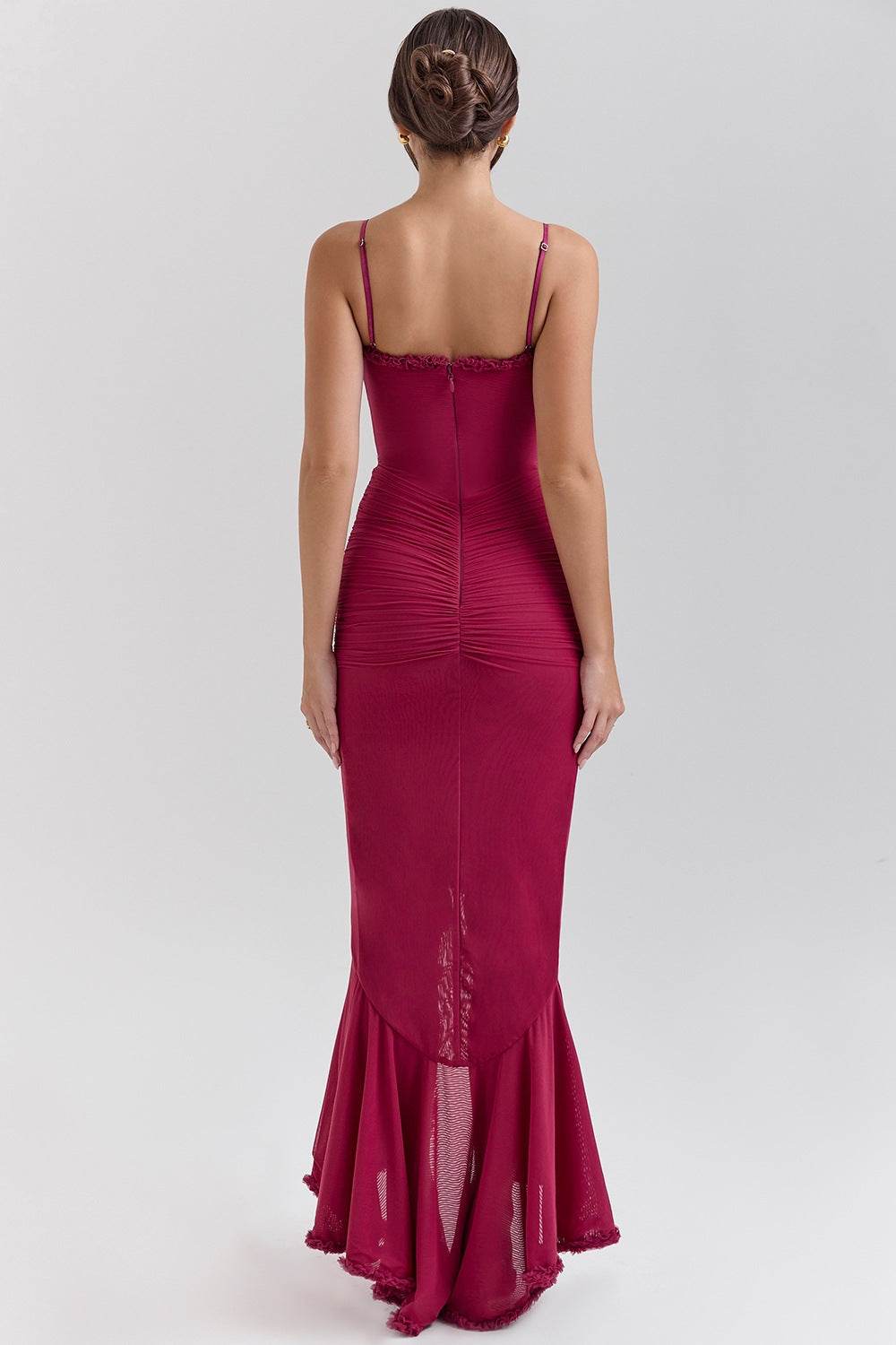 Femeie purtând o rochie de seară lungă vin roșu cu bretele subțiri și design mulat pe corp