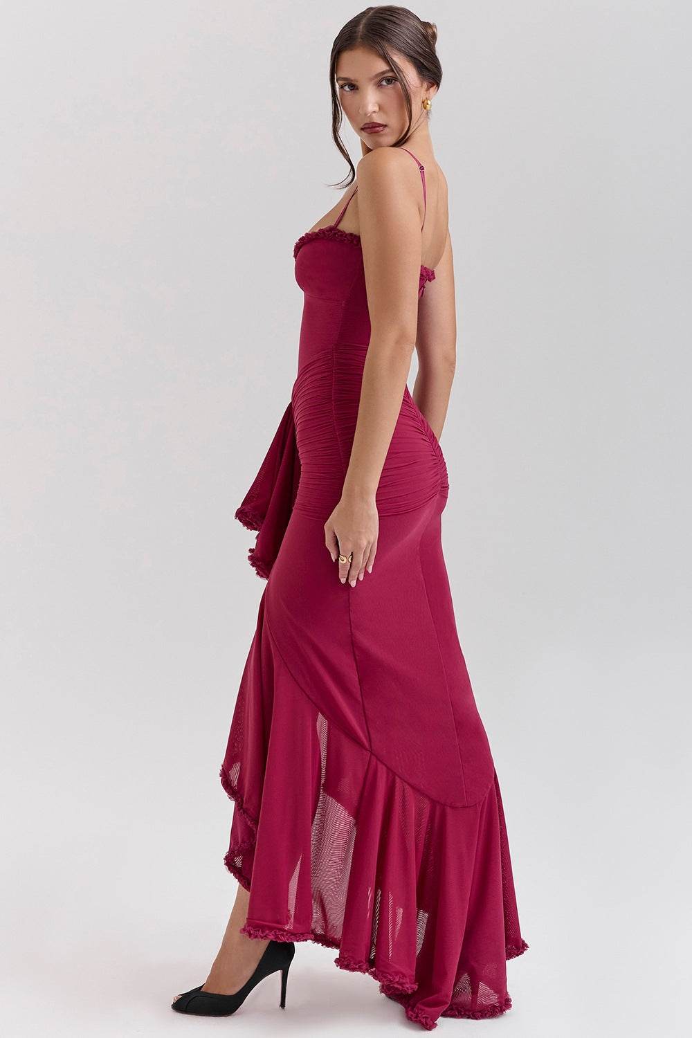Rochie de seară lungă vin roșu elegantă cu bretele subțiri și volane la tiv de la AM Vision RO