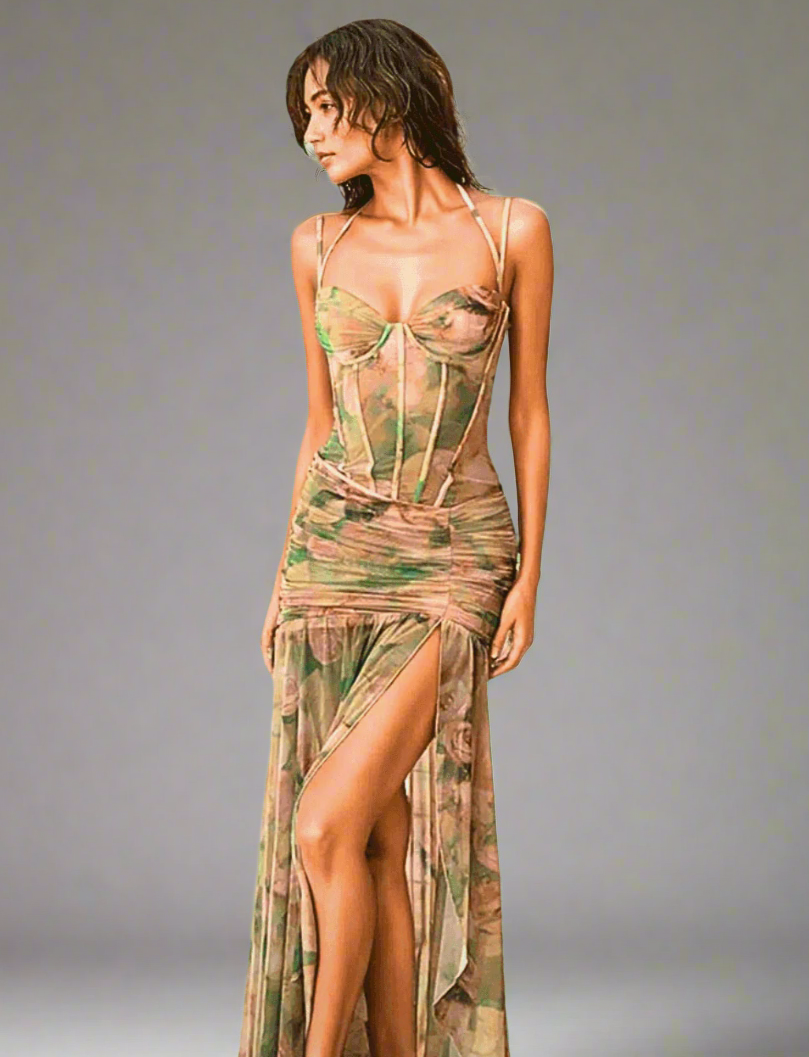 Rochie elegantă de vară cu imprimeu floral și bretele subțiri purtată în natură lângă apă