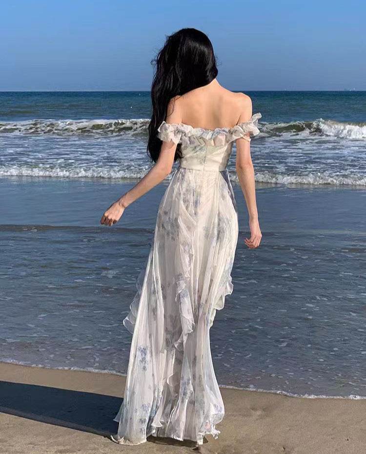 Rochie vaporoasă albă cu imprimeu floral și umeri goi, model elegant pentru plajă