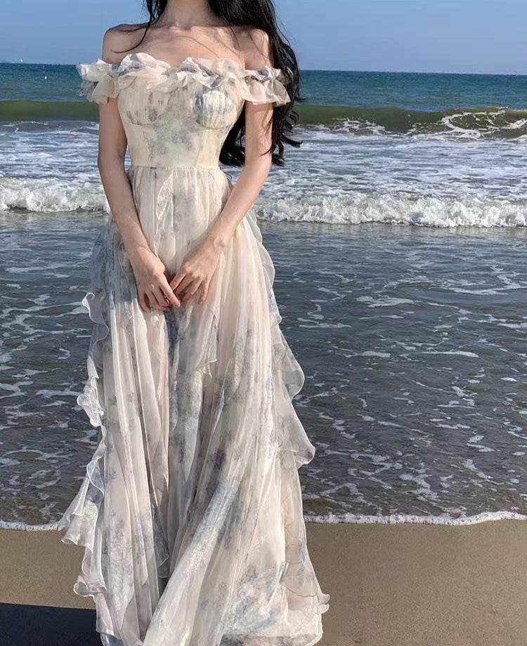 Rochie lungă de vară AM Vision RO cu umerii goi și imprimeu delicat, purtată pe plajă