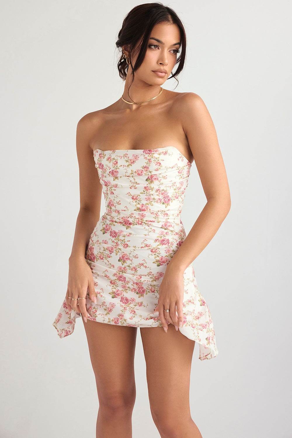 Rochie mini elegantă fară bretele cu imprimeu floral roz pe fundal alb, croială mulată AM Vision RO