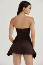 Rochie mini elegantă fară bretele maro închis din satin cu spatele decupat și croi evazat