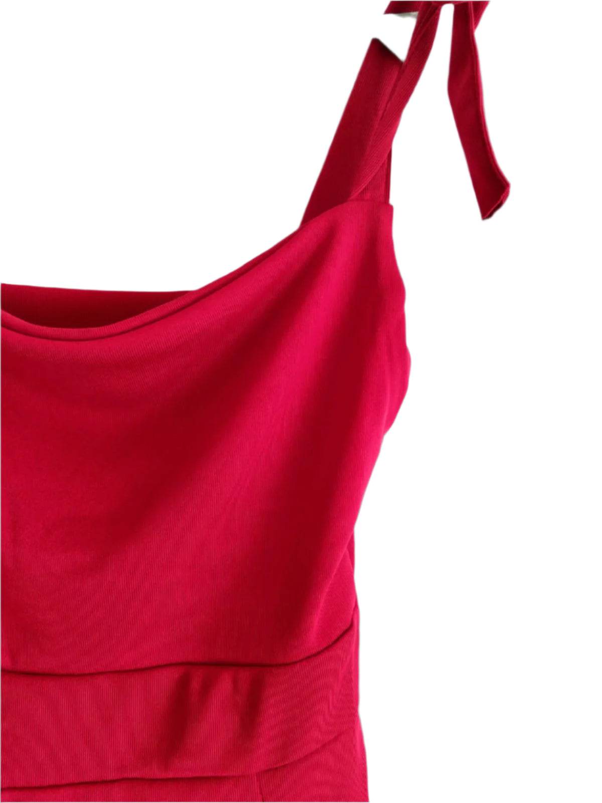 Detaliu de aproape al unei rochii roșii elegante cu bretele și design simplu
