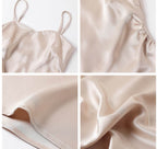 Detalii apropiate ale unei Rochii Satinată Slip Dress bej cu bretele subțiri și material lucios