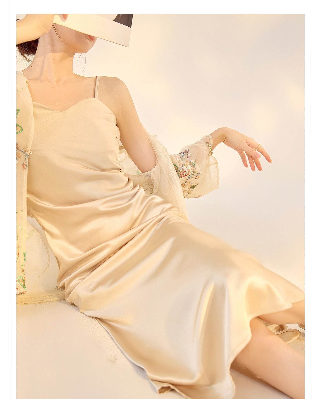 Rochie Satinată Slip Dress bej, croială dreaptă cu bretele subțiri și textura lucioasă elegantă