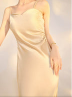 Rochie Satinată Slip Dress bej elegantă, cu bretele subțiri, din material lucios și fin