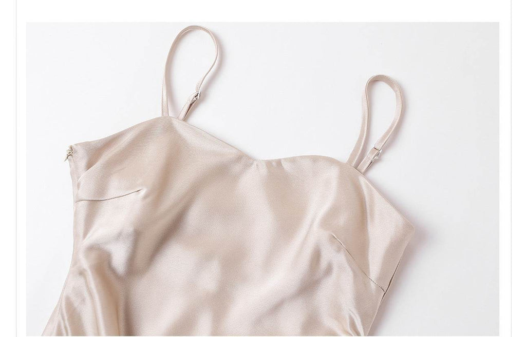 Rochie Satinată Slip Dress bej cu bretele subțiri, din material fluid și lucios, ideală pentru ocazii elegante