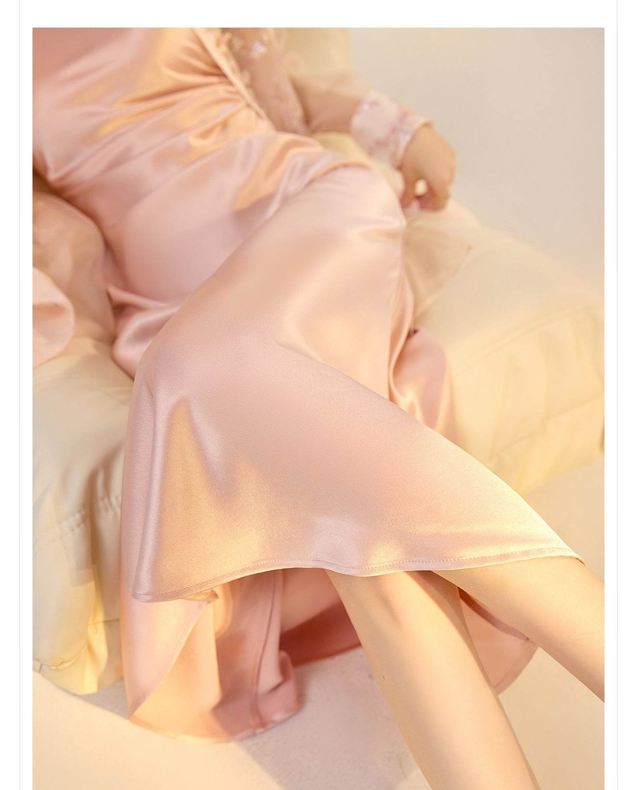 Rochie Satinată Slip Dress roz pal din material lucios și fin, prezentată pe model relaxat