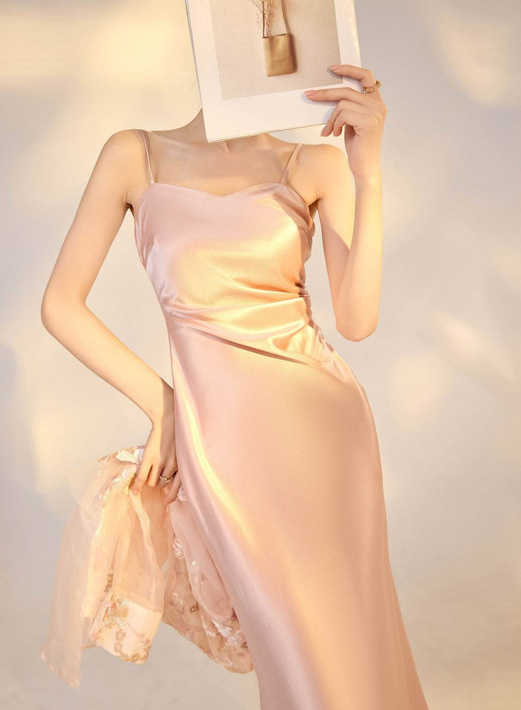 Rochie Satinată Slip Dress eleganta pe corp, cu bretele subțiri și material catifelat, într-o nuanță roz deschis